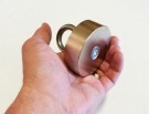 Supermagnet uten stålhus. Ren magnet, tiltrekning alle retninger. Ca 250 kg styrke. Med øyebolt thumbnail