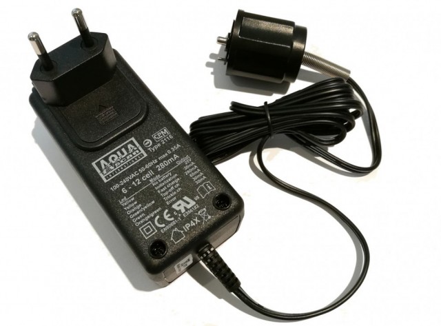 Inkludert. Smartlader som med LED-farger angir status. Vedlikeholdslader når fullladet.